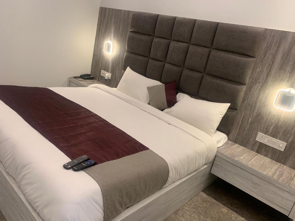 Hotel Lotus Inn Sirsa Exteriör bild